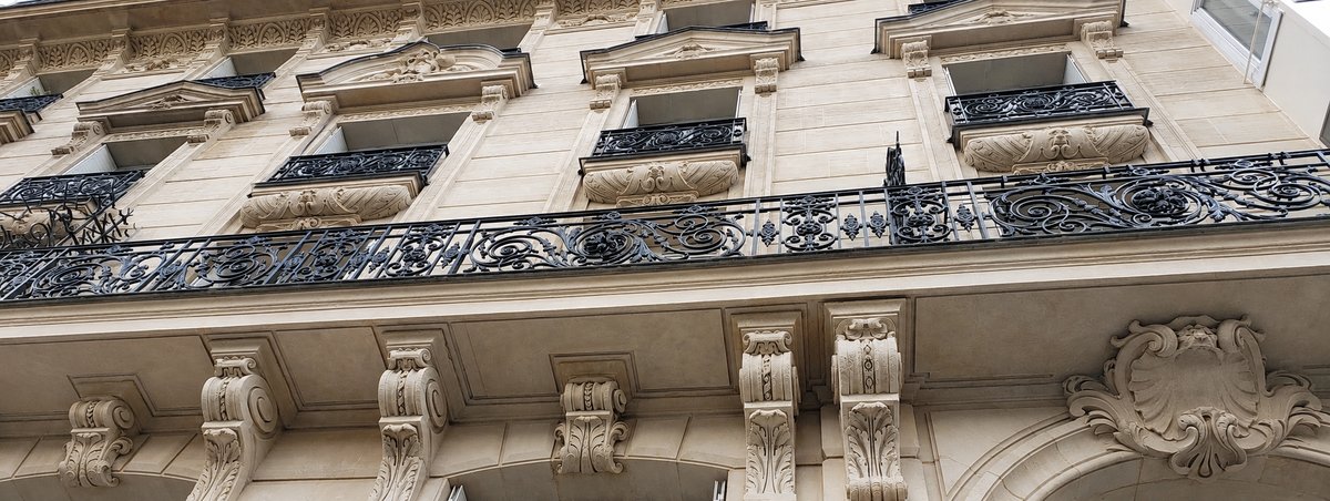 Façade haussmannienne rénovée par L'Ambresis Batiments