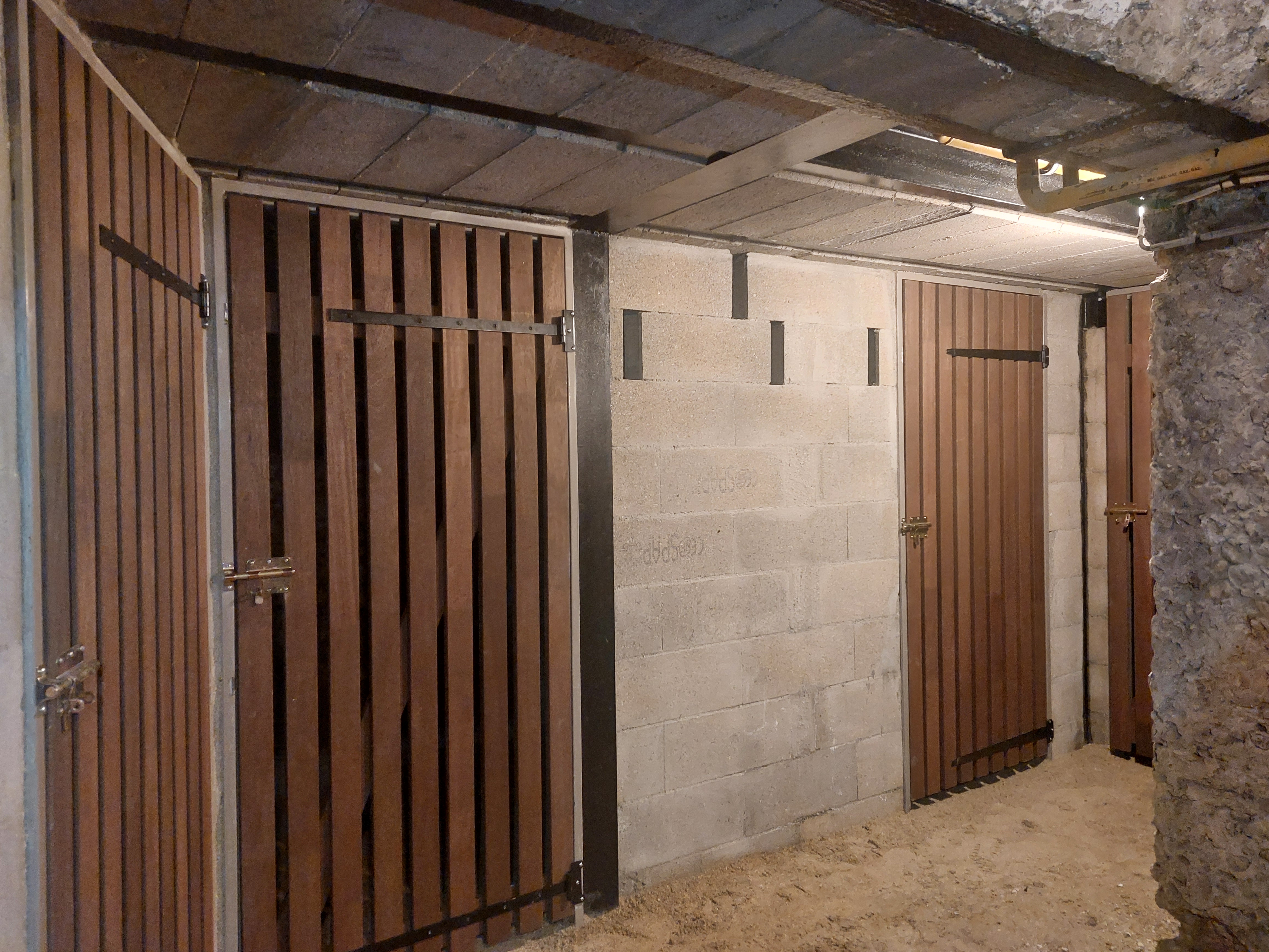 Maçonnerie – cave rénovée, portes bois sur mesure